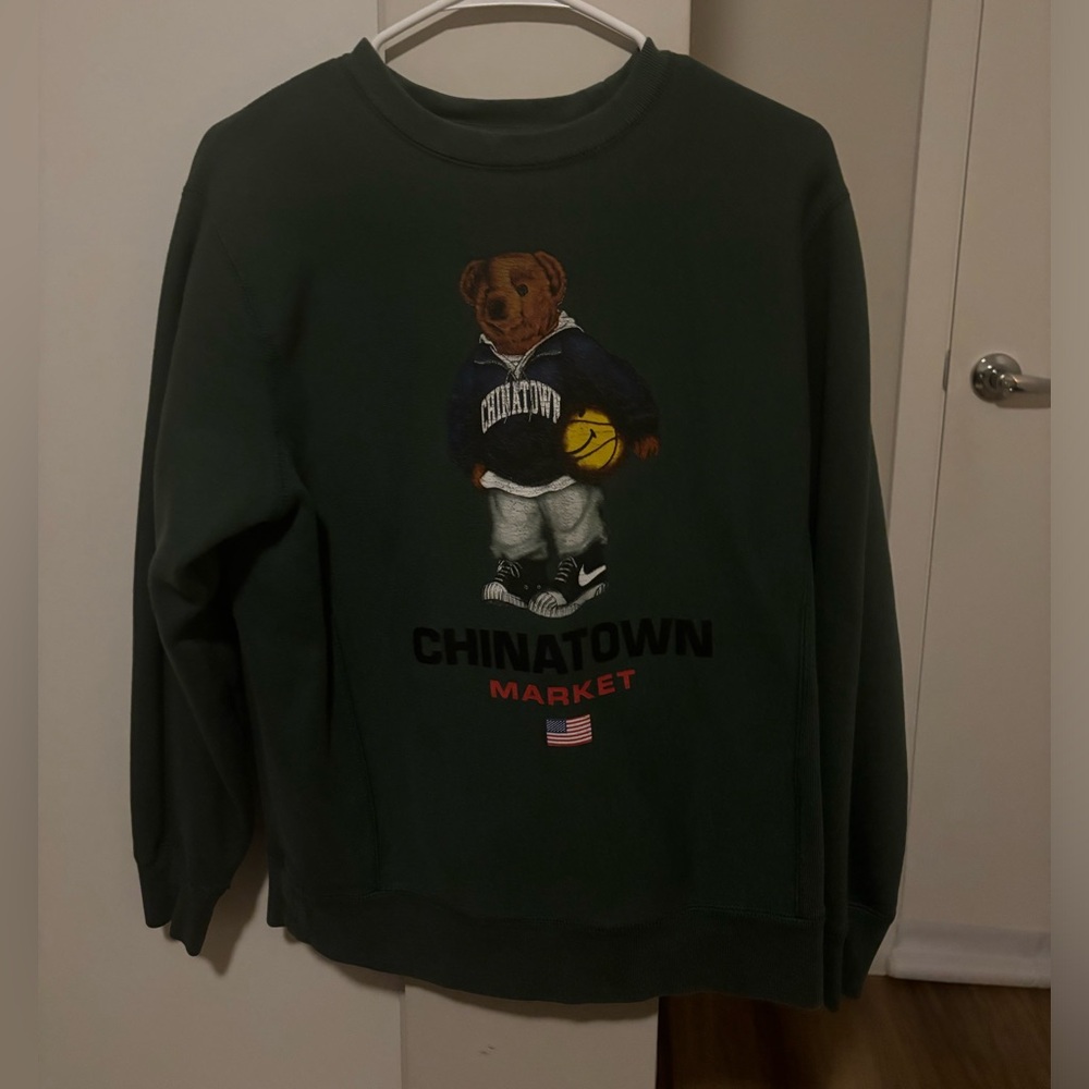 MARKET “(The Chinatown Market)” men’s crewneck forest green